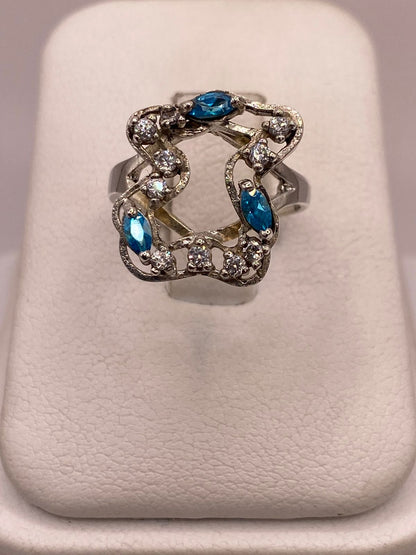 Anillo Tipo Osito de Plata Ley 925 con Zirconias Azules, vista de detalle