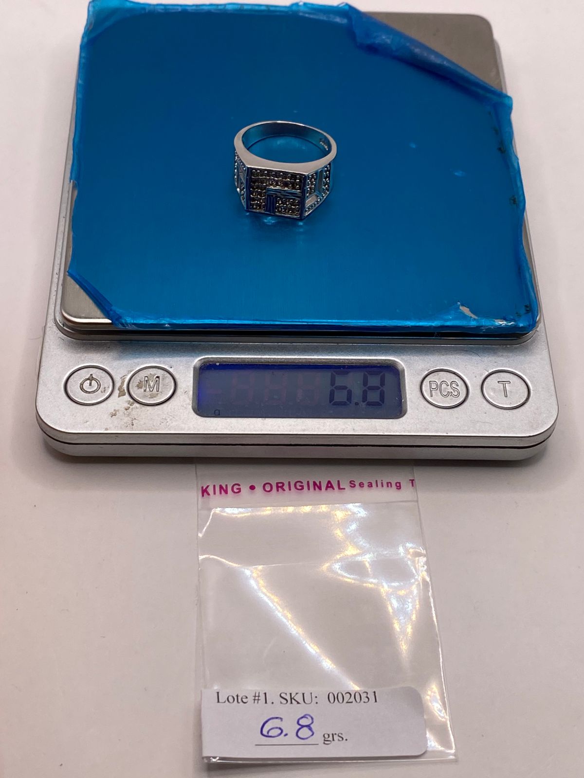 Anillo Tipo Sello con Zirconias en Plata Ley 925, peso en gramos (báscula)