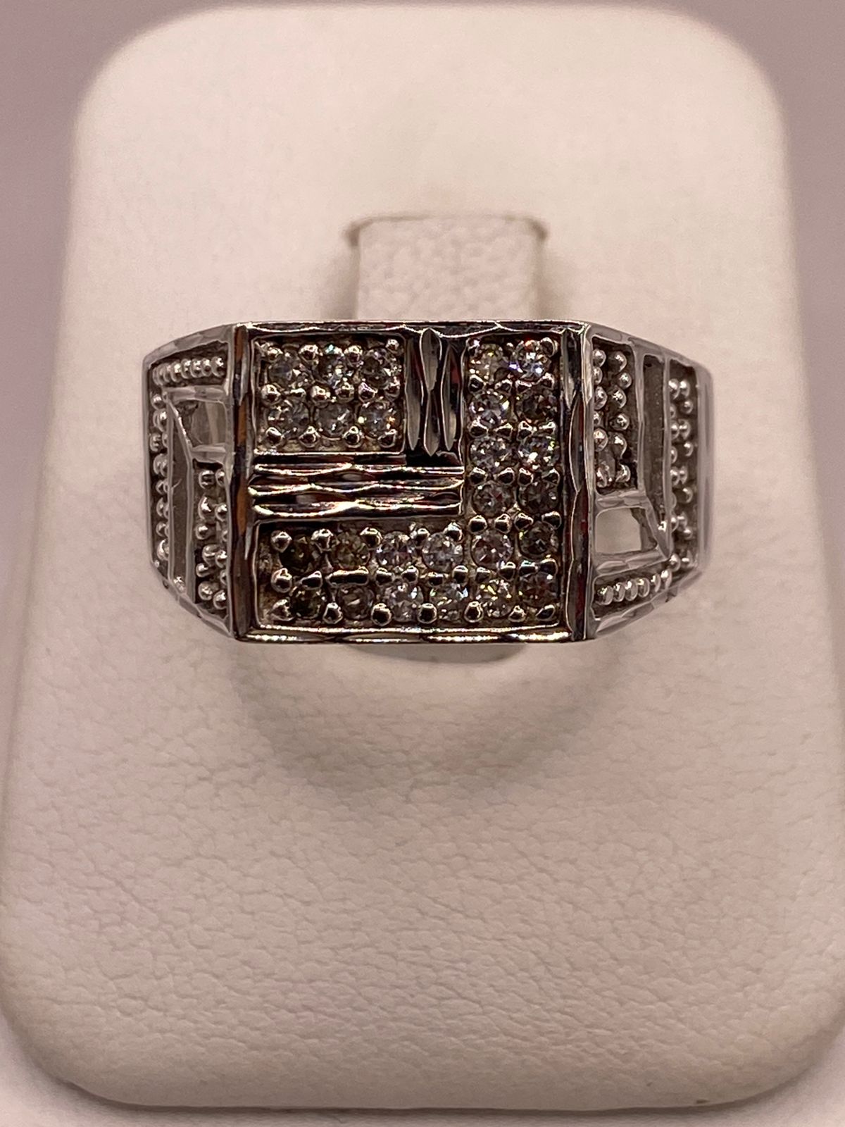 Anillo Tipo Sello con Zirconias en Plata Ley 925 — detalle de acabado