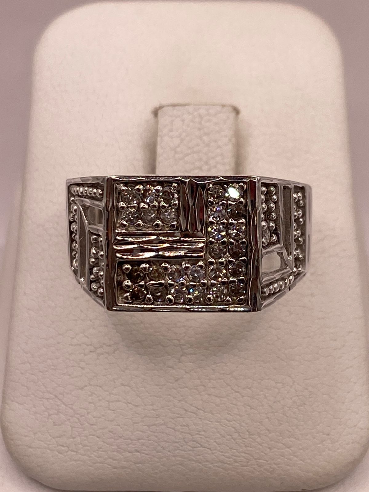 Anillo Tipo Sello con Zirconias en Plata Ley 925, vista frontal