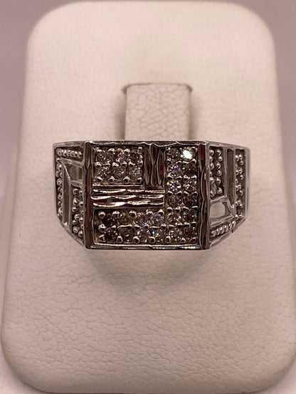 Anillo Tipo Sello con Zirconias en Plata Ley 925, vista frontal