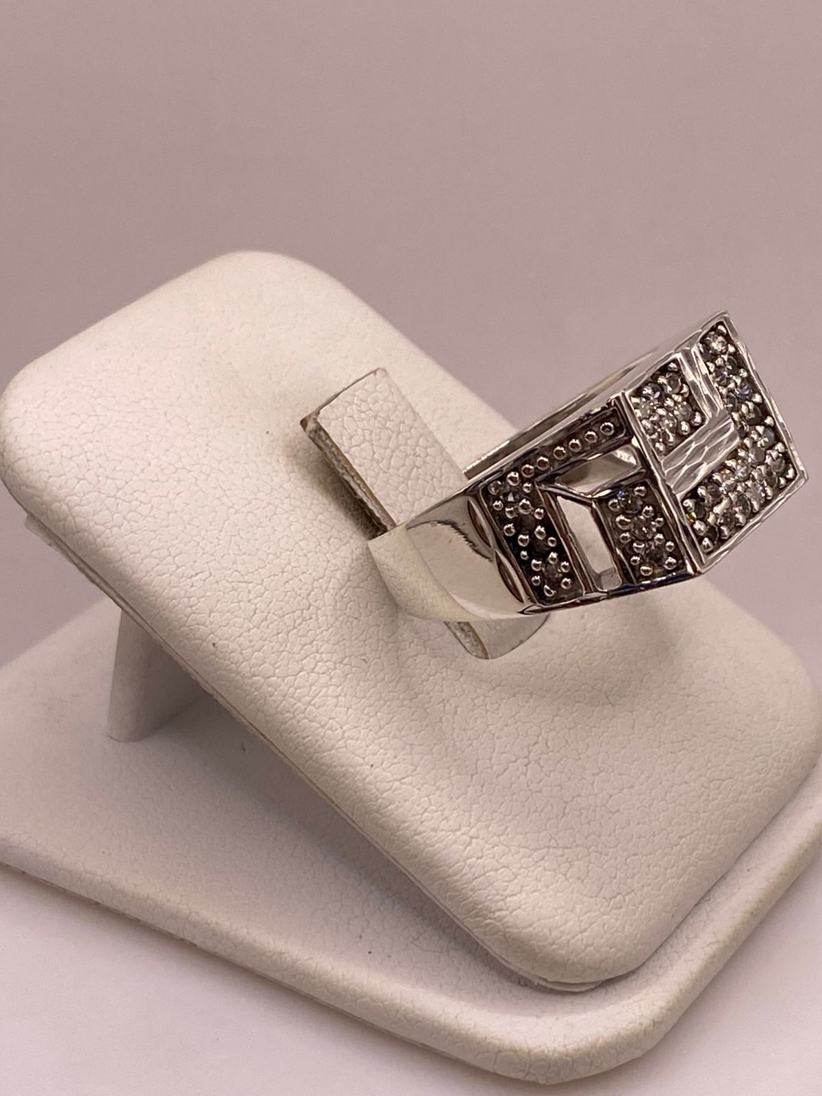 Anillo Tipo Sello con Zirconias en Plata Ley 925, vista lateral