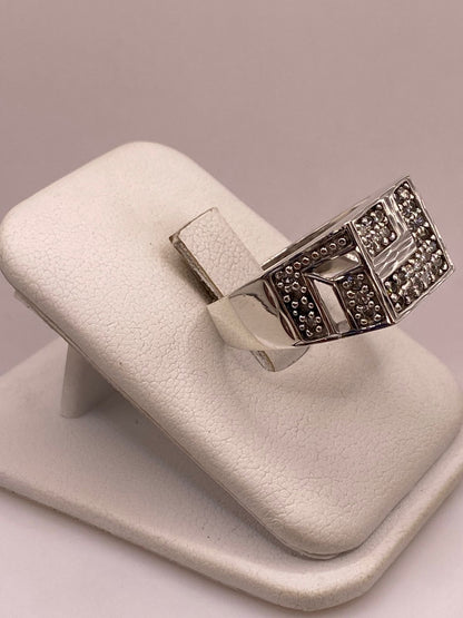 Anillo Tipo Sello con Zirconias en Plata Ley 925, vista lateral