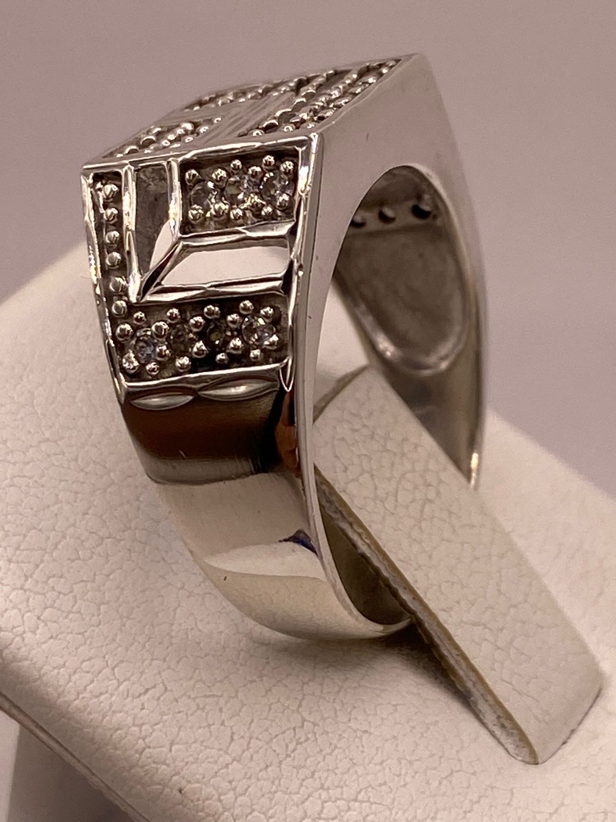 Anillo Tipo Sello con Zirconias en Plata Ley 925, vista superior