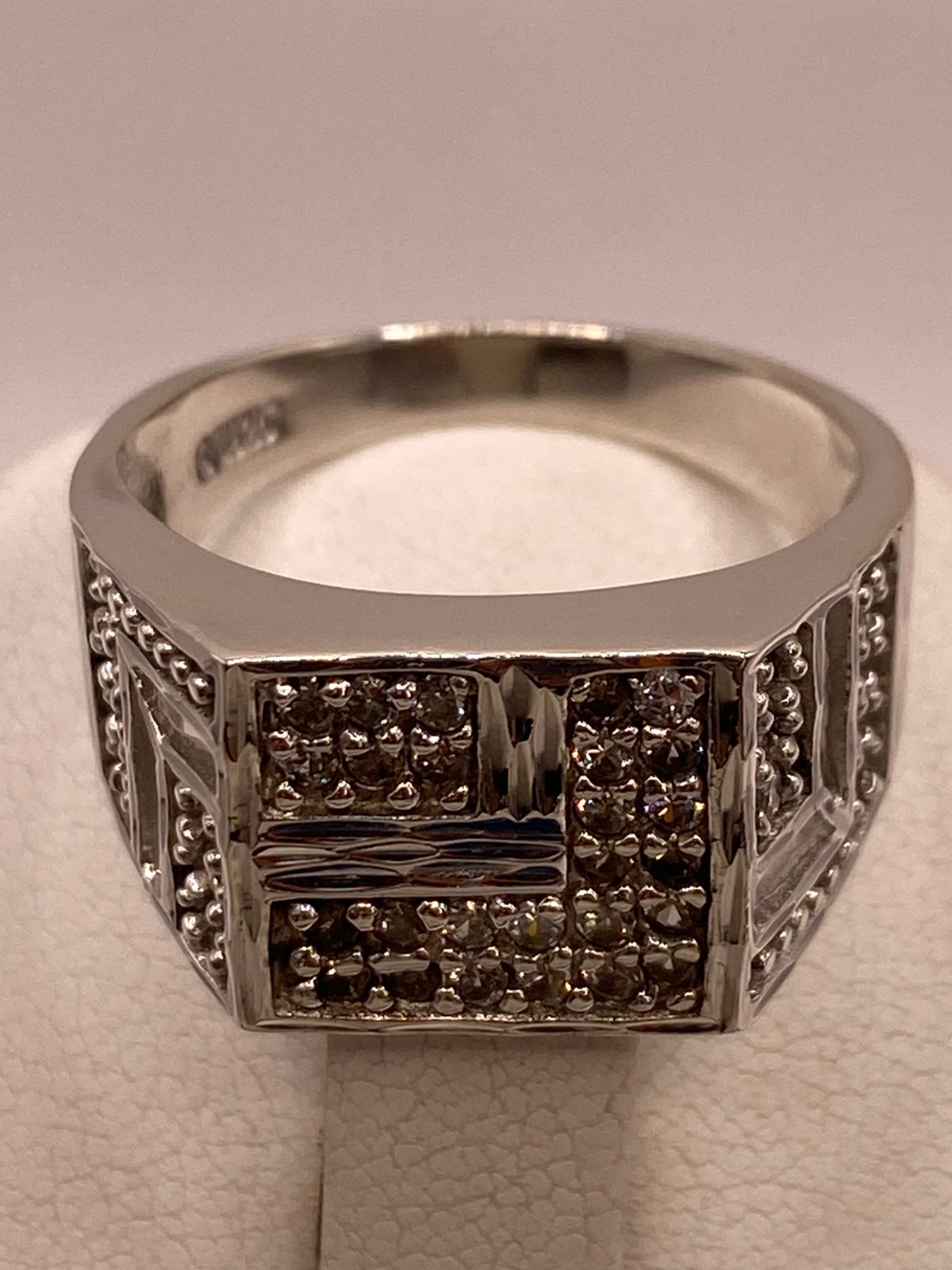 Anillo Tipo Sello con Zirconias en Plata Ley 925, sello de autenticidad Plata Ley .925