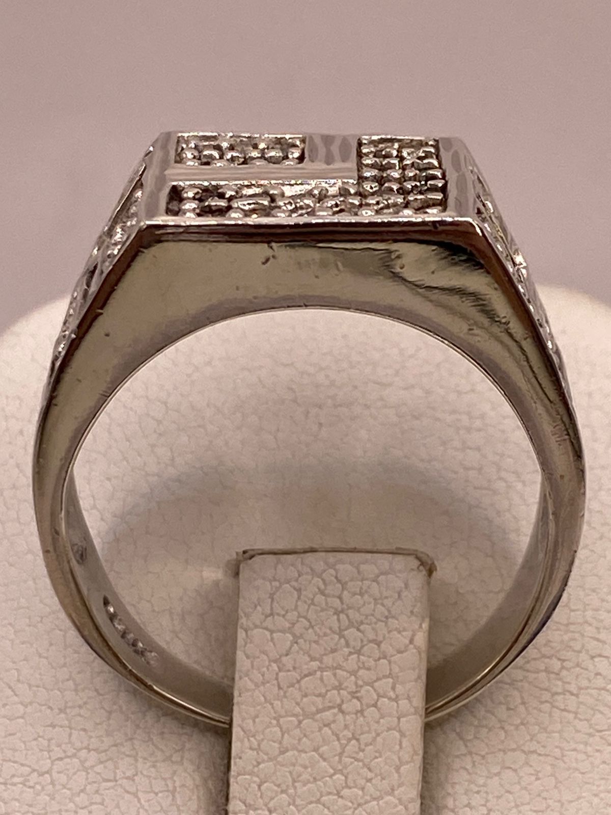 Anillo Tipo Sello con Zirconias en Plata Ley 925, vista posterior