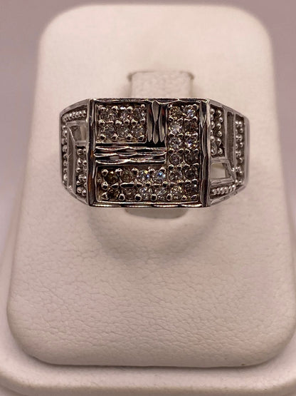 Anillo Tipo Sello con Zirconias en Plata Ley 925, vista de detalle