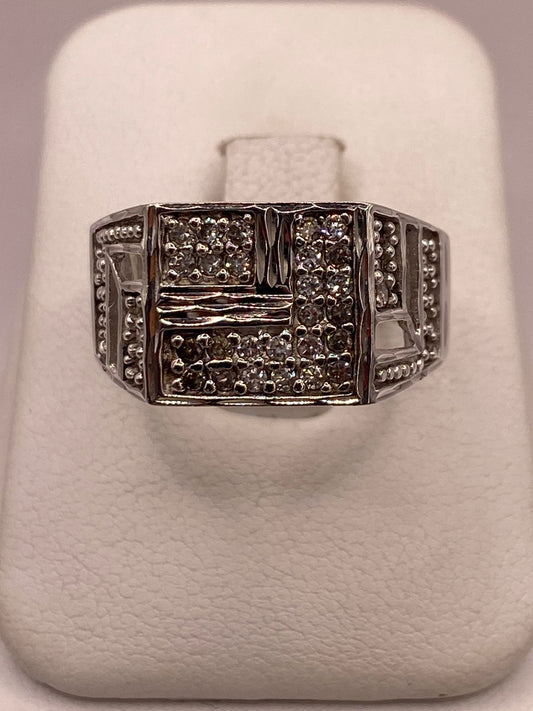 Anillo Tipo Sello con Zirconias en Plata Ley 925 — detalle de acabado