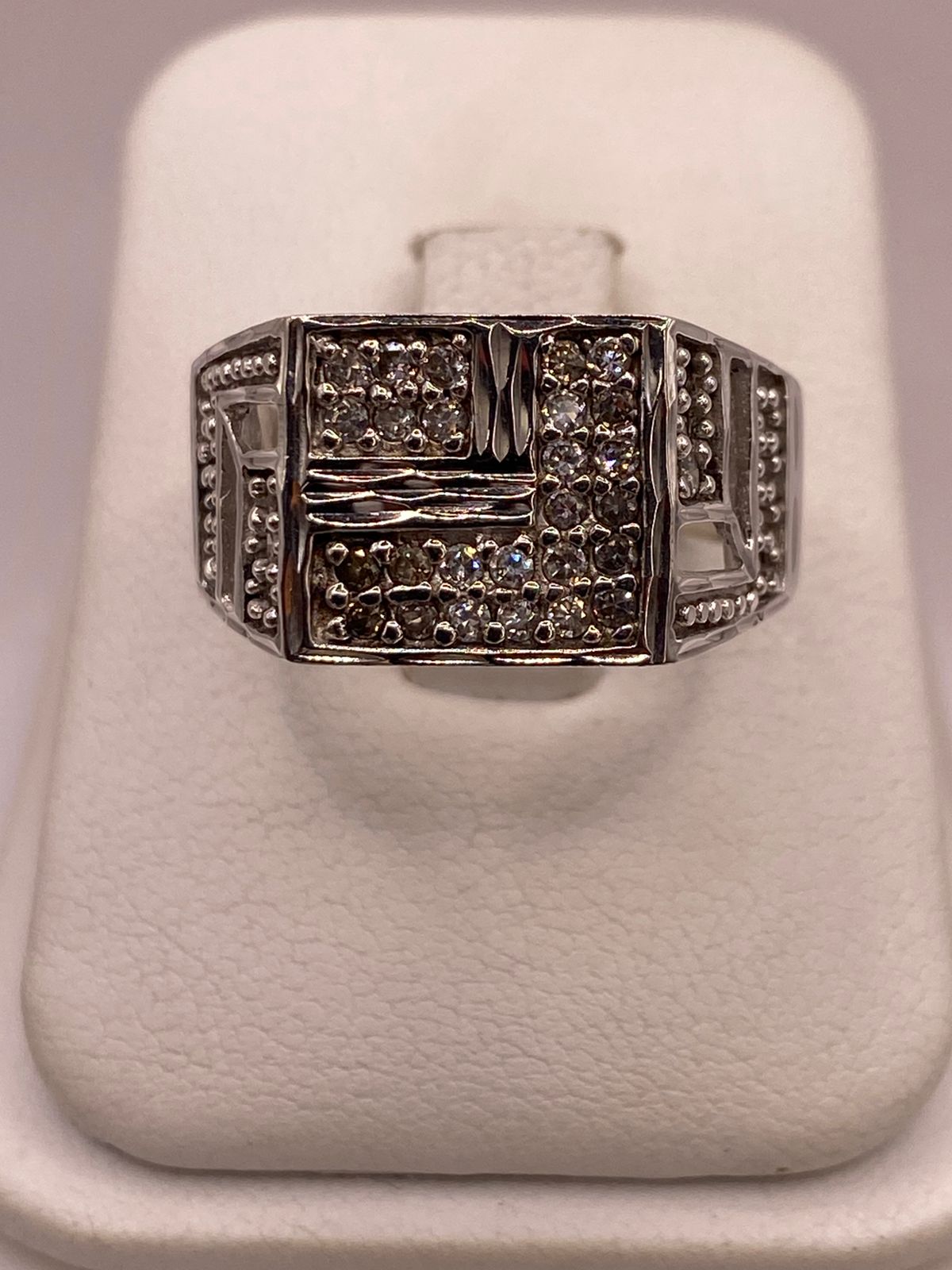 Anillo Tipo Sello con Zirconias en Plata Ley 925, vista frontal