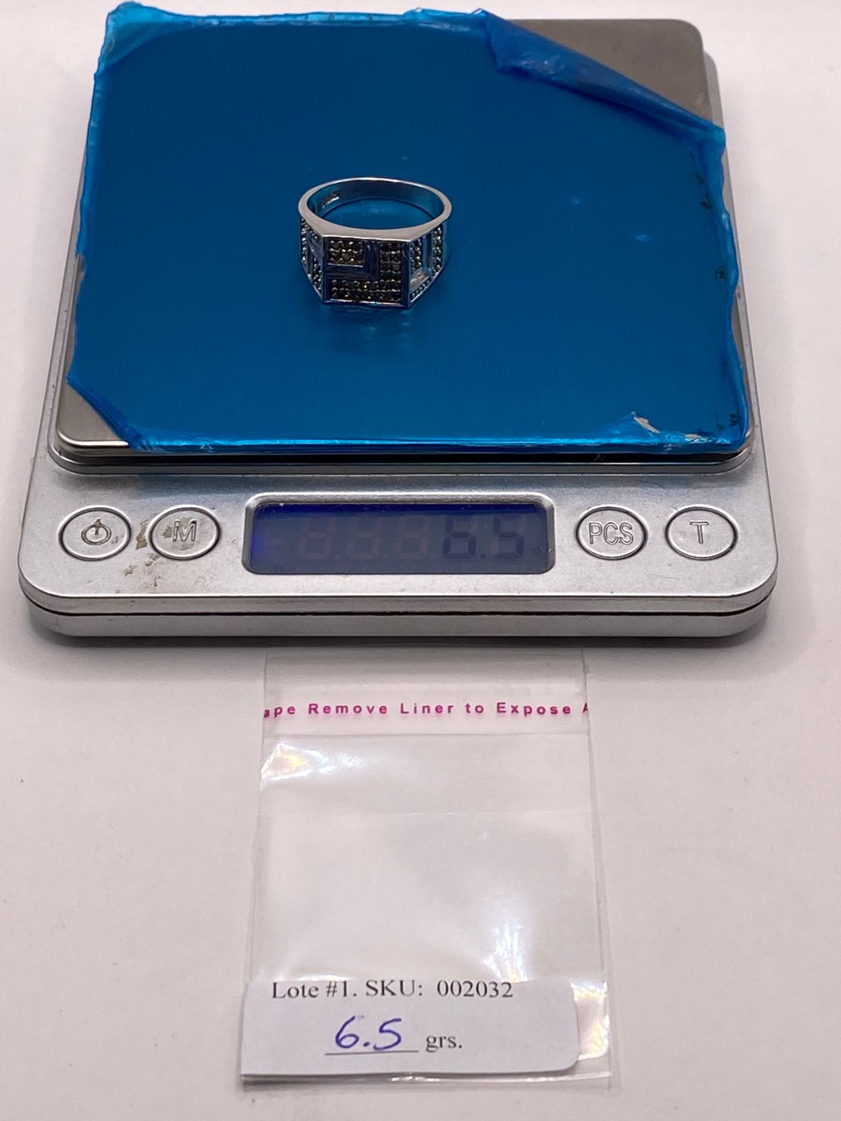 Anillo Tipo Sello con Zirconias en Plata Ley 925, peso en gramos (báscula)
