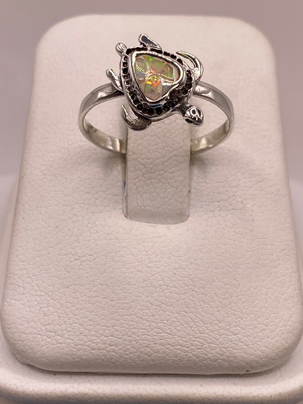 Anillo Tortuga Marina de Plata Ley 925 con Ópalo de Fuego Tornasol, vista frontal