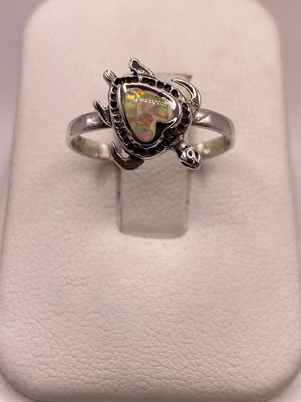 Anillo Tortuga Marina de Plata Ley 925 con Ópalo de Fuego Tornasol en báscula mostrando peso