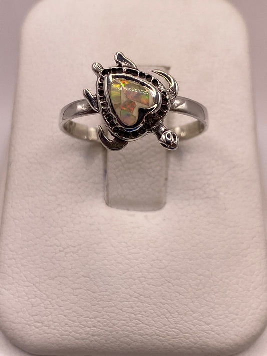 Anillo Tortuga Marina de Plata Ley 925 con Ópalo de Fuego Tornasol en báscula mostrando peso