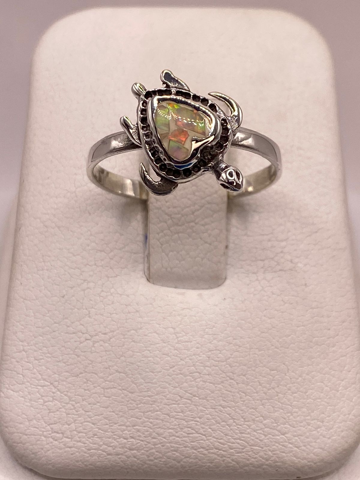Anillo Tortuga Marina de Plata Ley 925 con Ópalo de Fuego Tornasol, vista de detalle