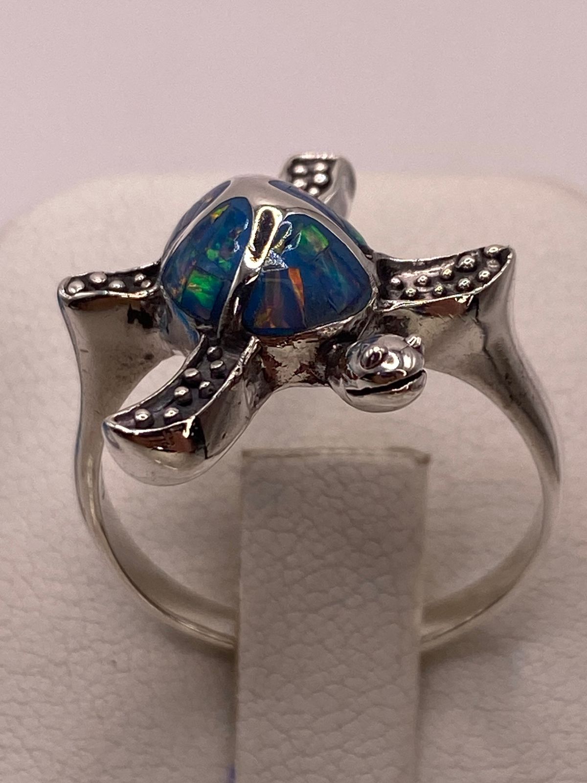 Anillo Tortuga Marina en Plata Ley 950 con Ópalo de Fuego, vista de detalle
