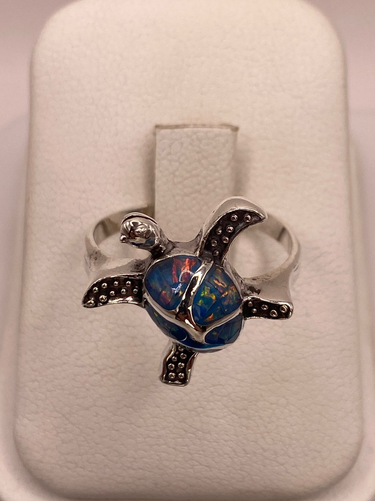 Anillo Tortuga Marina en Plata Ley 950 con Ópalo de Fuego, vista frontal