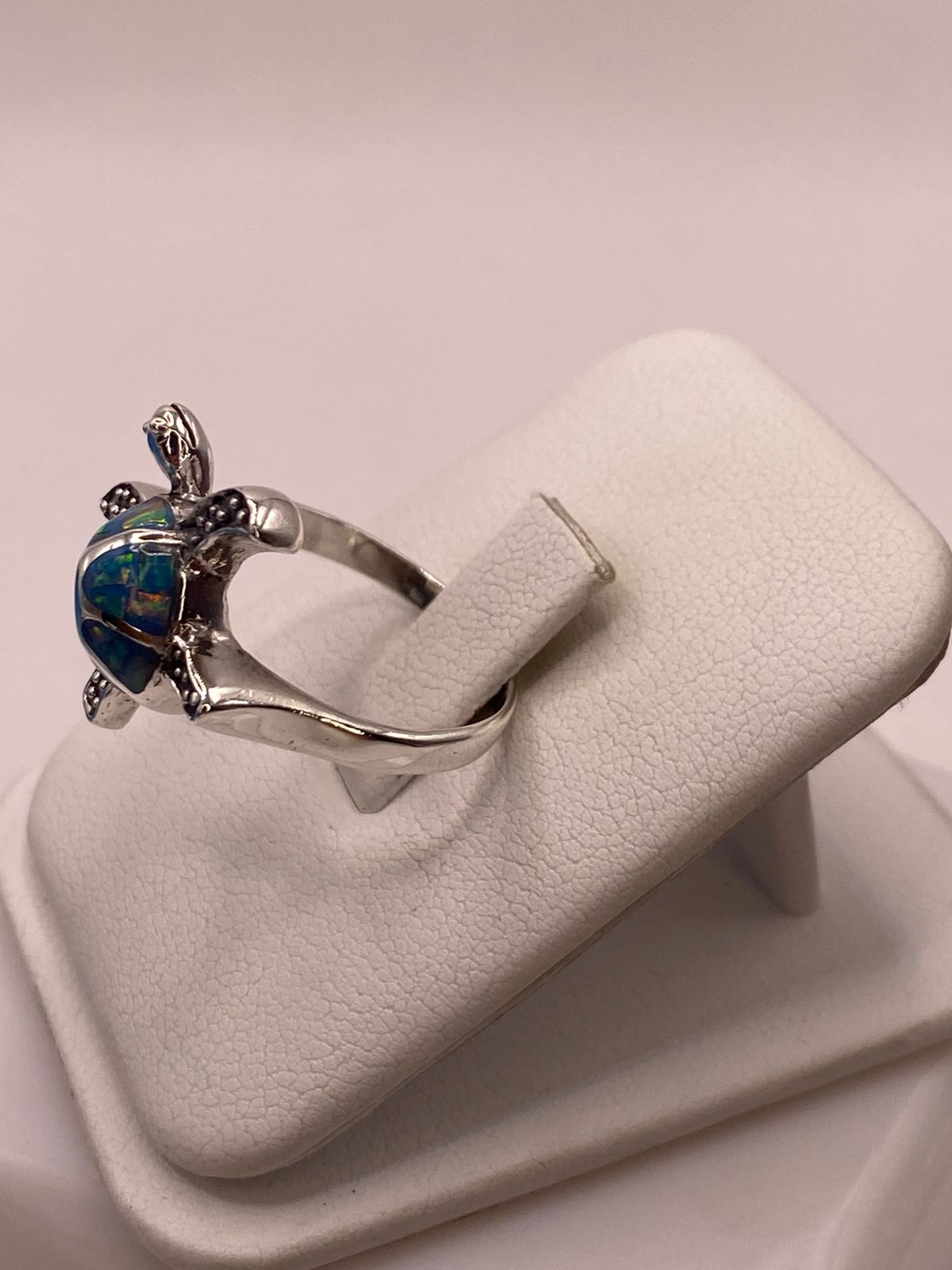 Anillo Tortuga Marina en Plata Ley 950 con Ópalo de Fuego, vista lateral