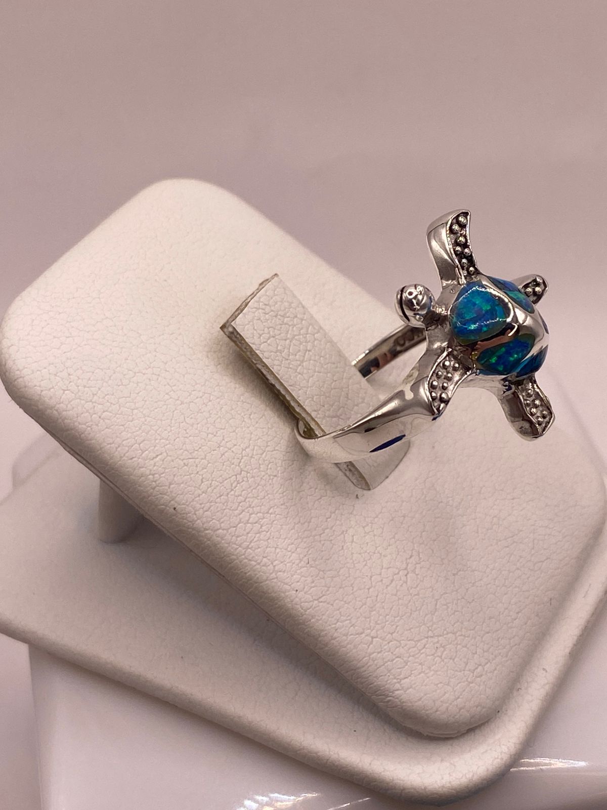 Anillo Tortuga Marina en Plata Ley 950 con Ópalo de Fuego, vista lateral