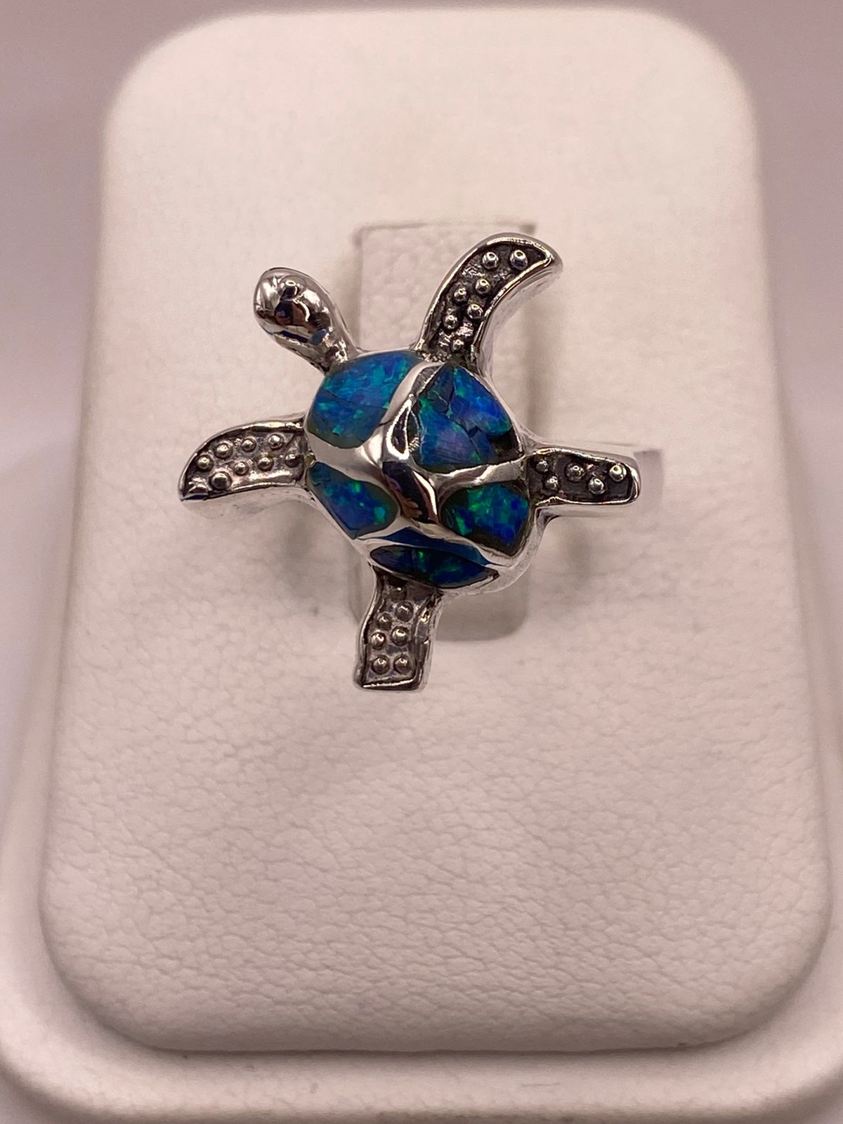 Anillo Tortuga Marina en Plata Ley 950 con Ópalo de Fuego en báscula mostrando peso