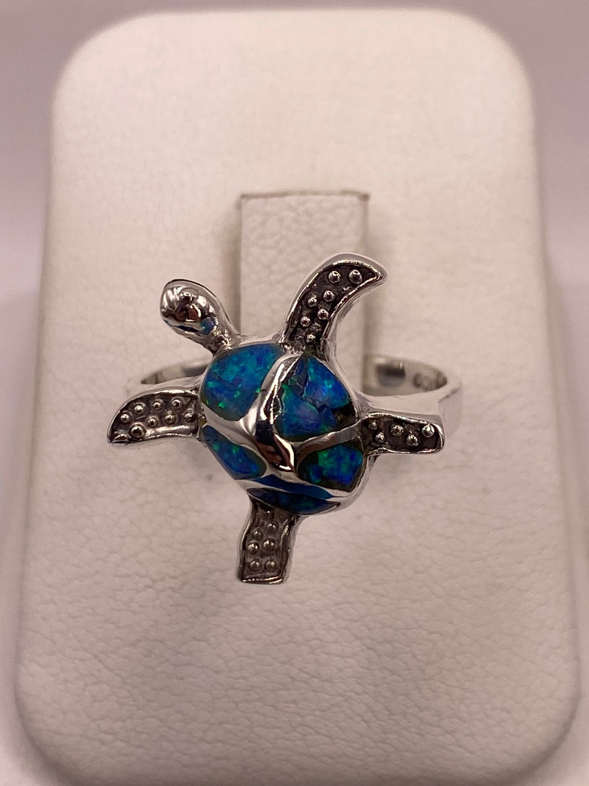 Anillo Tortuga Marina en Plata Ley 950 con Ópalo de Fuego, vista de detalle