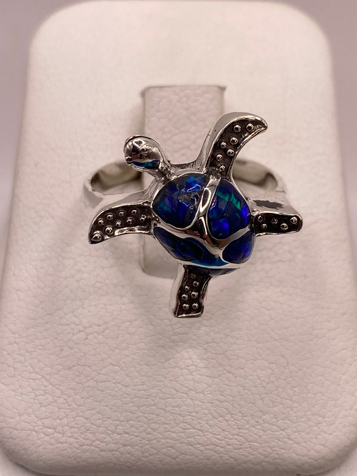 Anillo Tortuga Marina de Plata Ley 950 con Ópalo de Fuego, vista lateral
