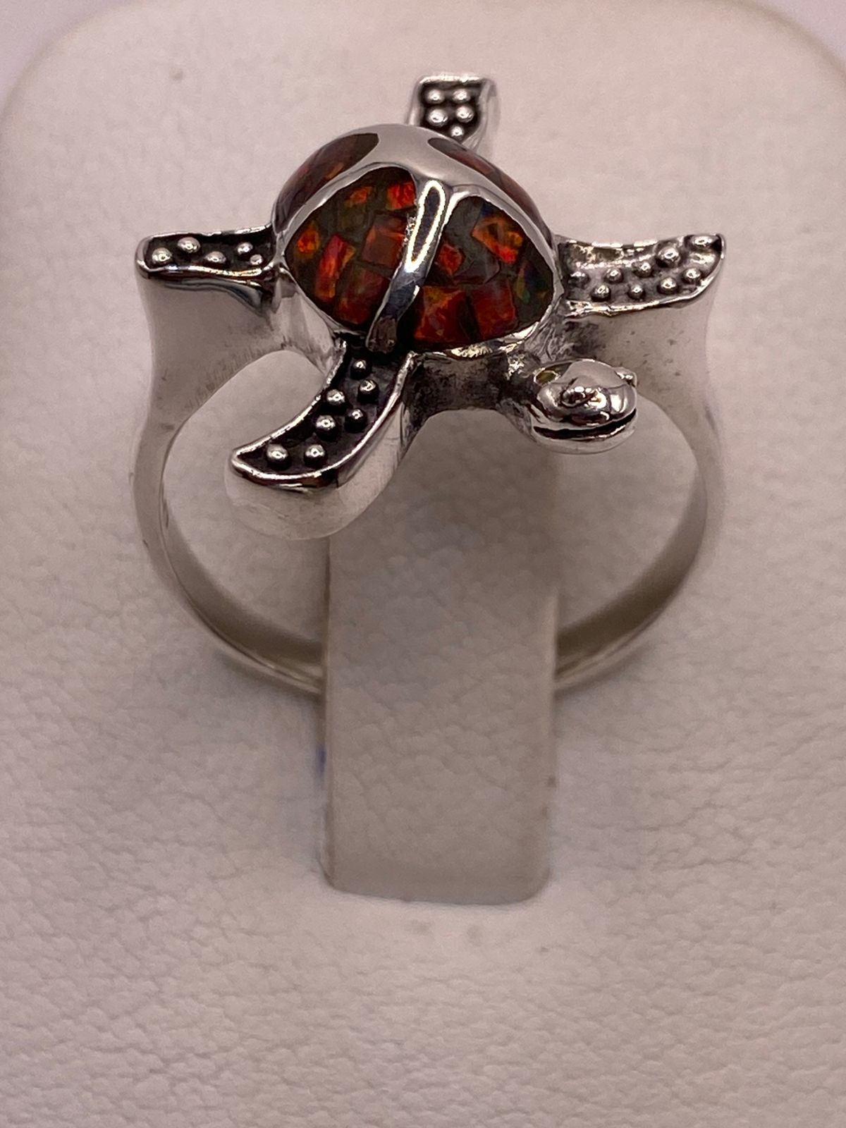 Anillo Tortuga Marina de Plata Ley 950 con Ópalo de Fuego Multicolor, vista lateral