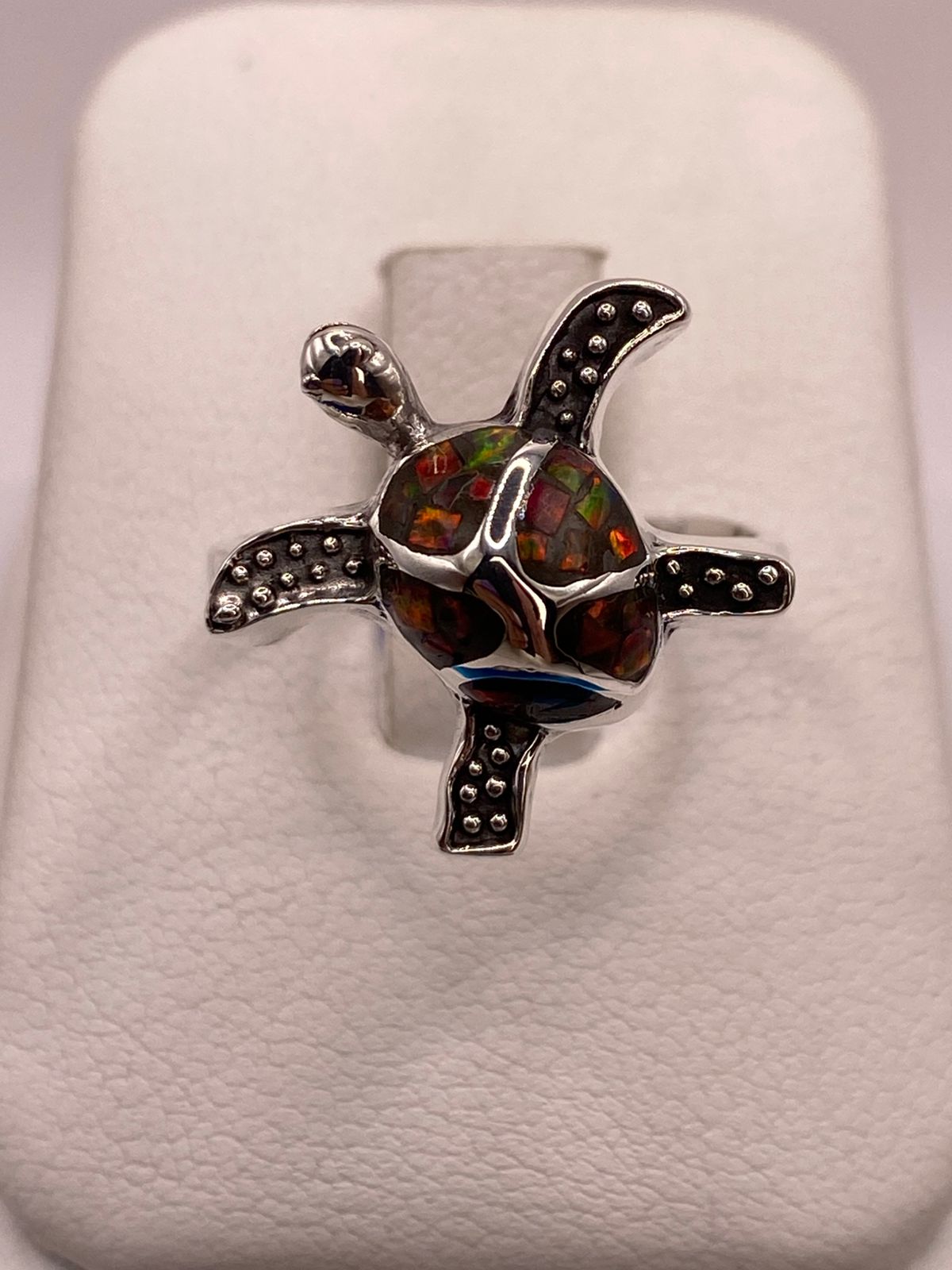 Anillo Tortuga Marina de Plata Ley 950 con Ópalo de Fuego Multicolor — ángulo diagonal