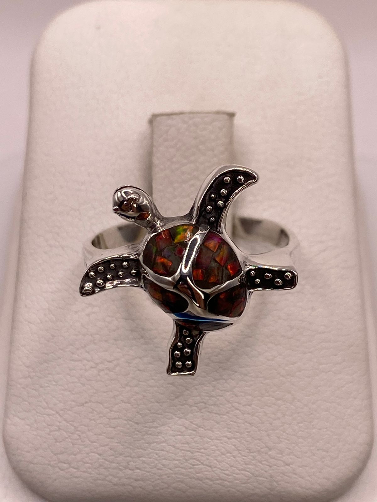 Anillo Tortuga Marina de Plata Ley 950 con Ópalo de Fuego Multicolor, vista frontal