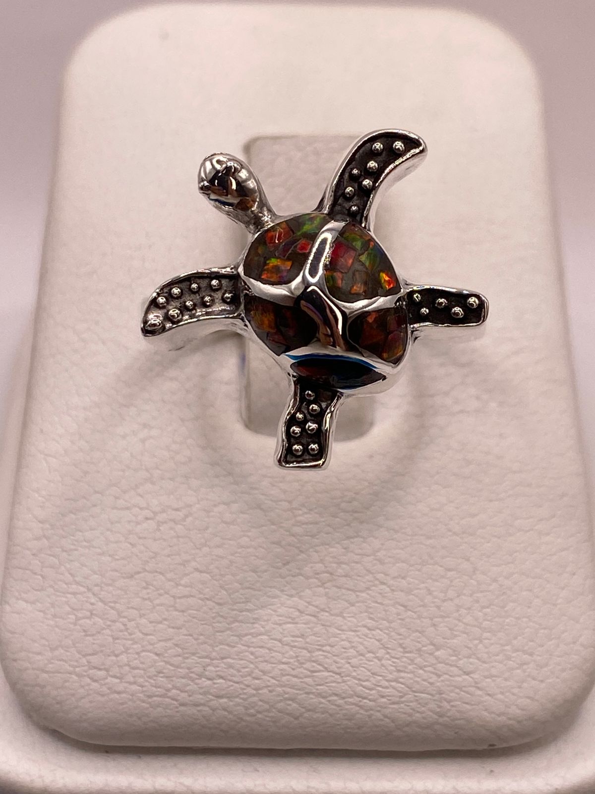 Anillo Tortuga Marina de Plata Ley 950 con Ópalo de Fuego Multicolor, vista de detalle