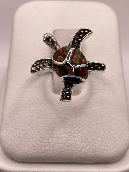 Anillo Tortuga Marina de Plata Ley 950 con Ópalo de Fuego Multicolor, vista de detalle