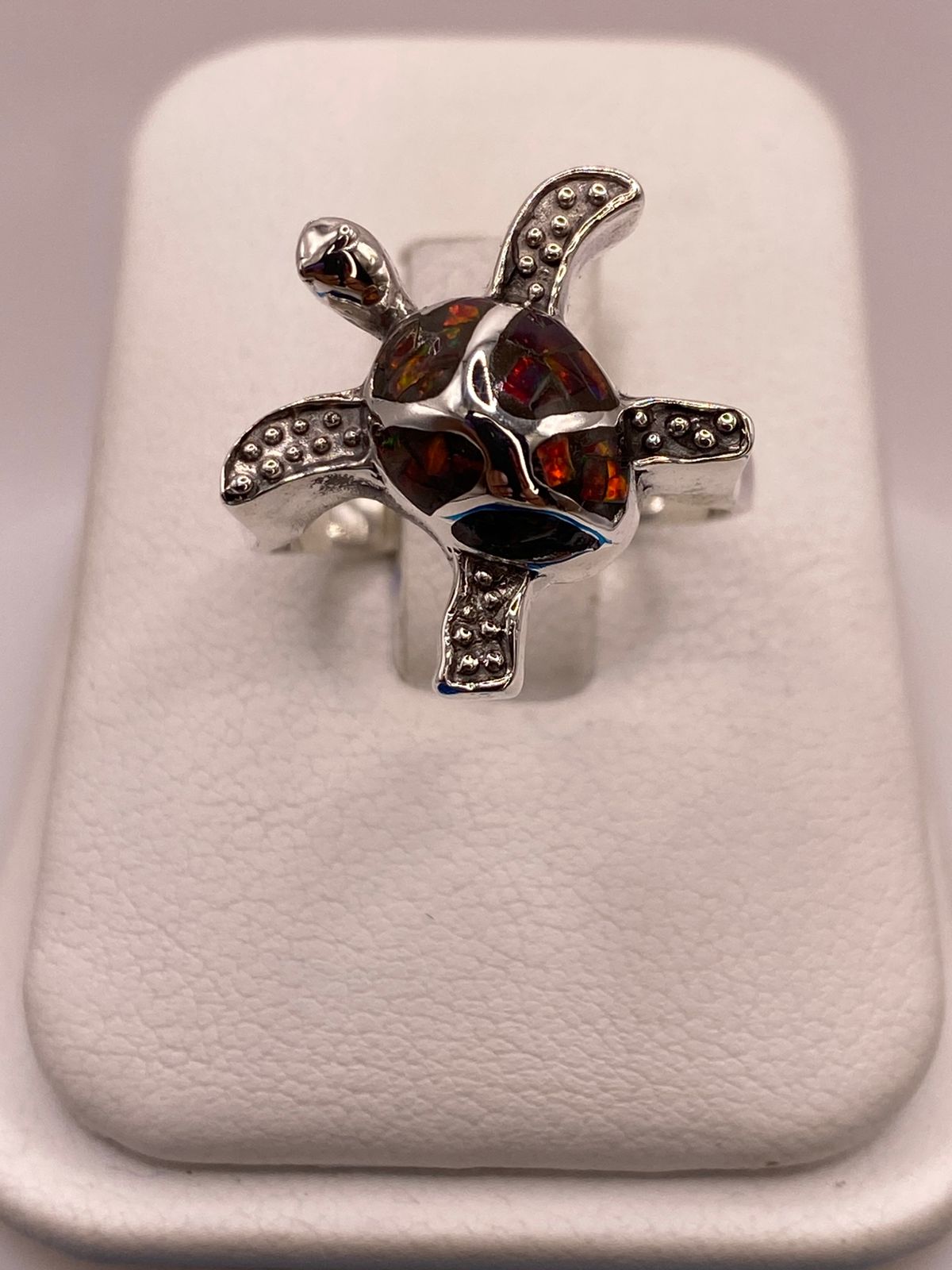 Anillo Tortuga Marina de Plata Ley 950 con Ópalo de Fuego Multicolor — vista lateral