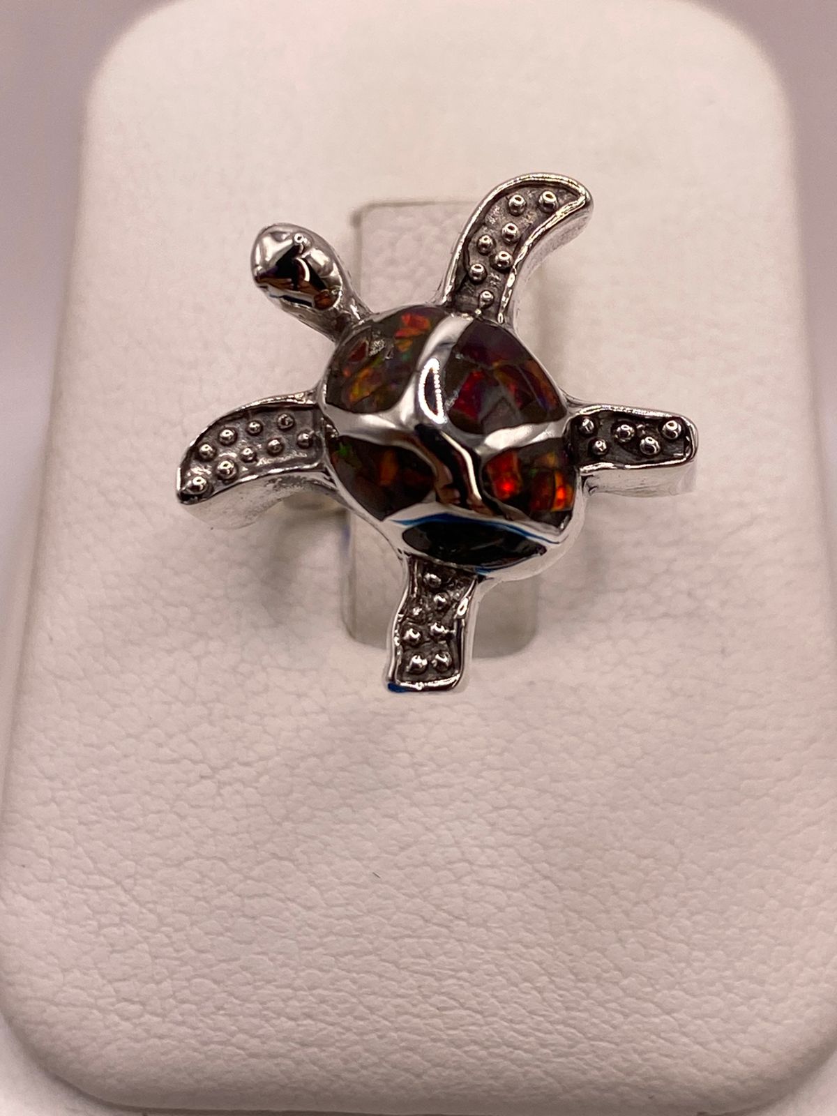 Anillo Tortuga Marina de Plata Ley 950 con Ópalo de Fuego Multicolor, vista lateral