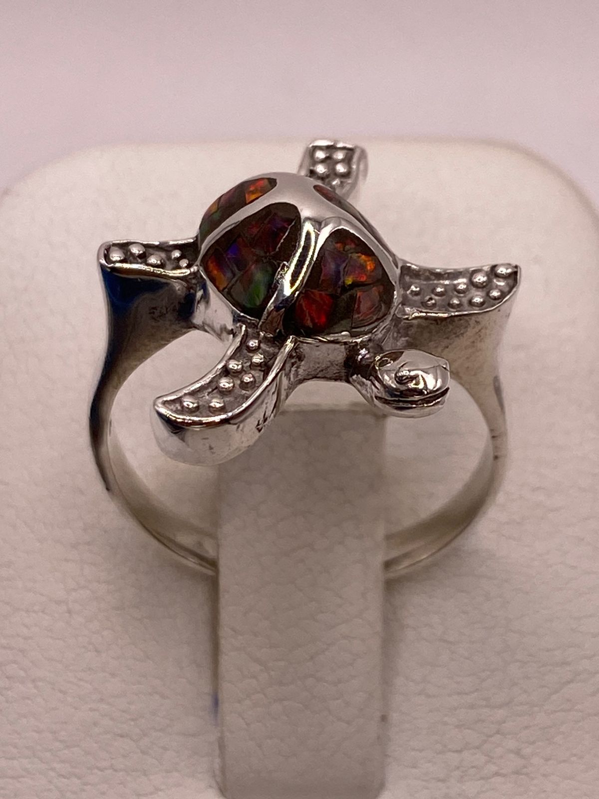 Anillo Tortuga Marina de Plata Ley 950 con Ópalo de Fuego Multicolor, sello de autenticidad Plata Ley .925
