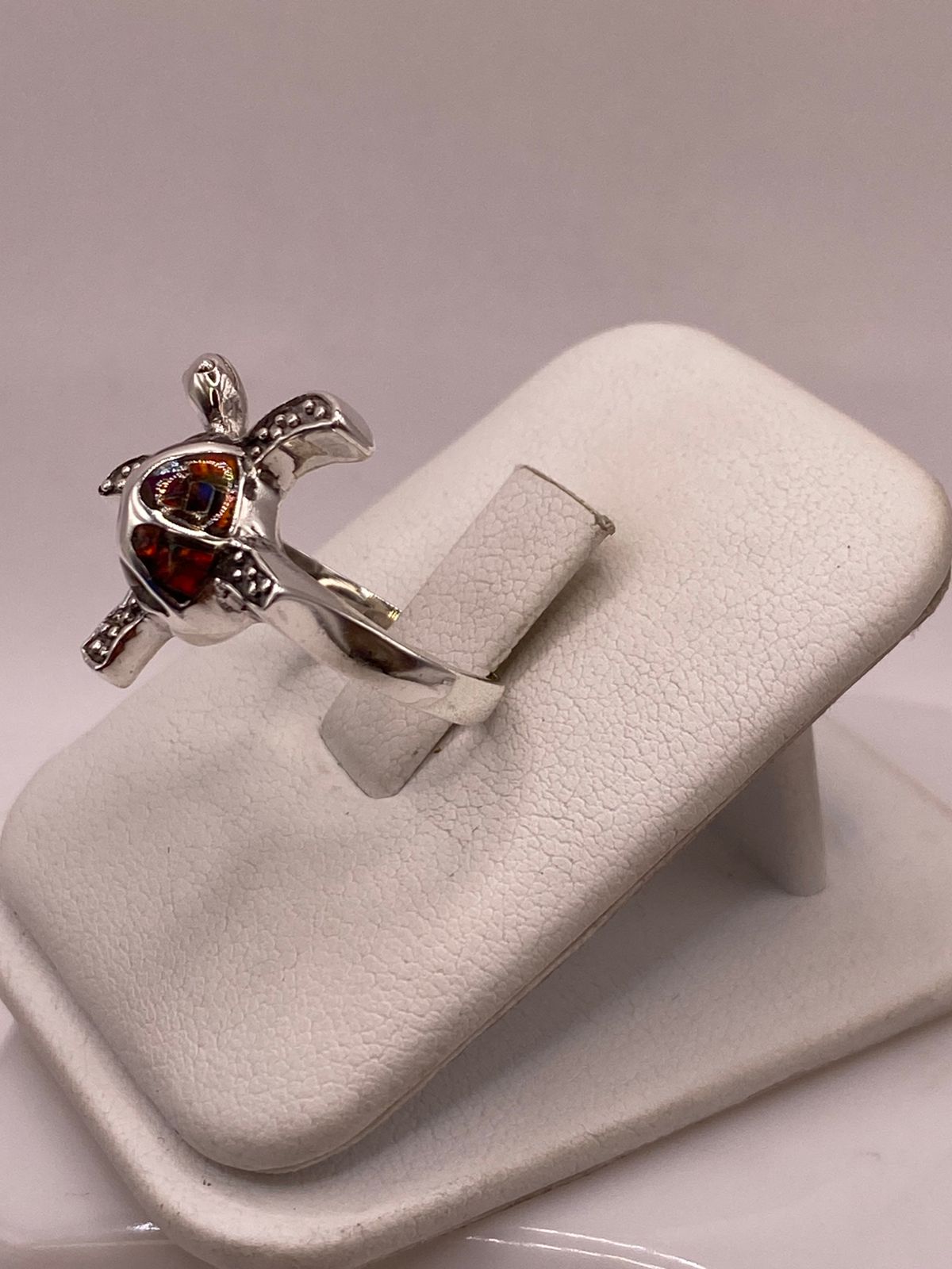 Anillo Tortuga Marina de Plata Ley 950 con Ópalo de Fuego Multicolor, vista frontal