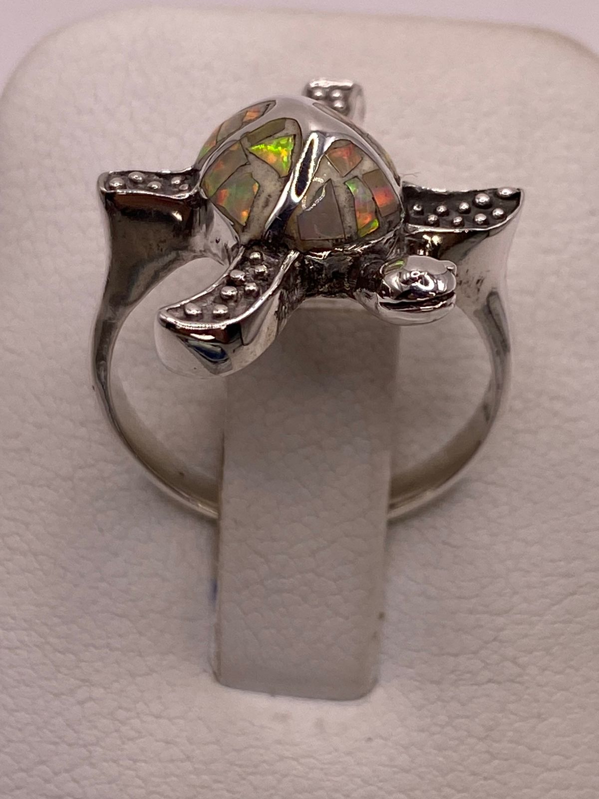 Anillo Tortuga Marina de Plata Ley 950 con Ópalo de Fuego Tornasol, vista lateral