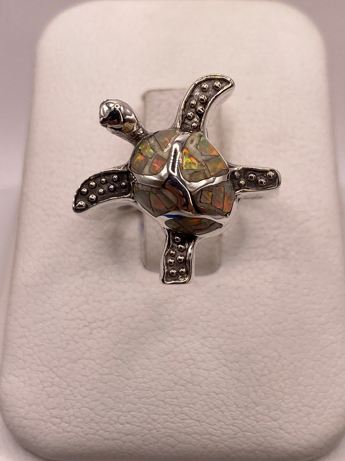 Anillo Tortuga Marina de Plata Ley 950 con Ópalo de Fuego Tornasol, vista frontal