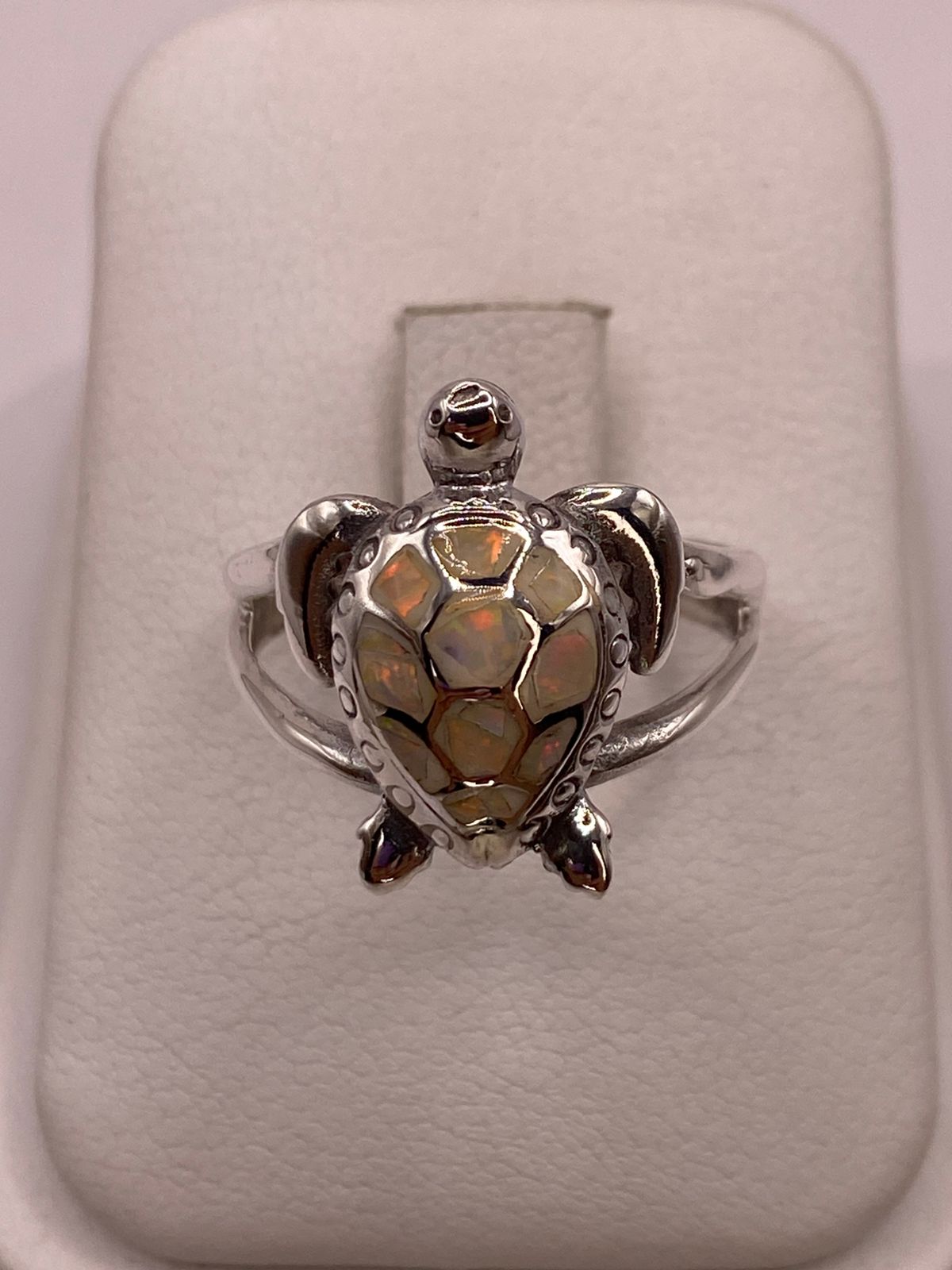 Anillo Tortuga Marina de Plata Ley 950 con Ópalo de Fuego Tornasol, vista de detalle