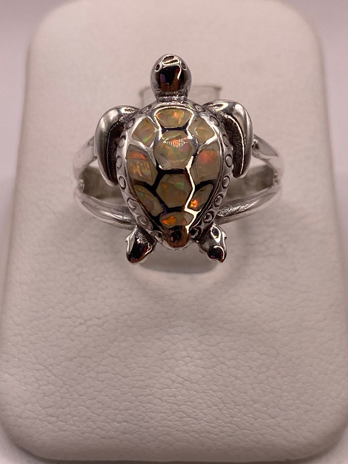 Anillo Tortuga Marina de Plata Ley 950 con Ópalo de Fuego Tornasol — ángulo diagonal