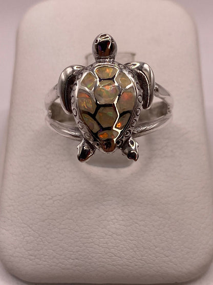 Anillo Tortuga Marina de Plata Ley 950 con Ópalo de Fuego Tornasol — ángulo diagonal