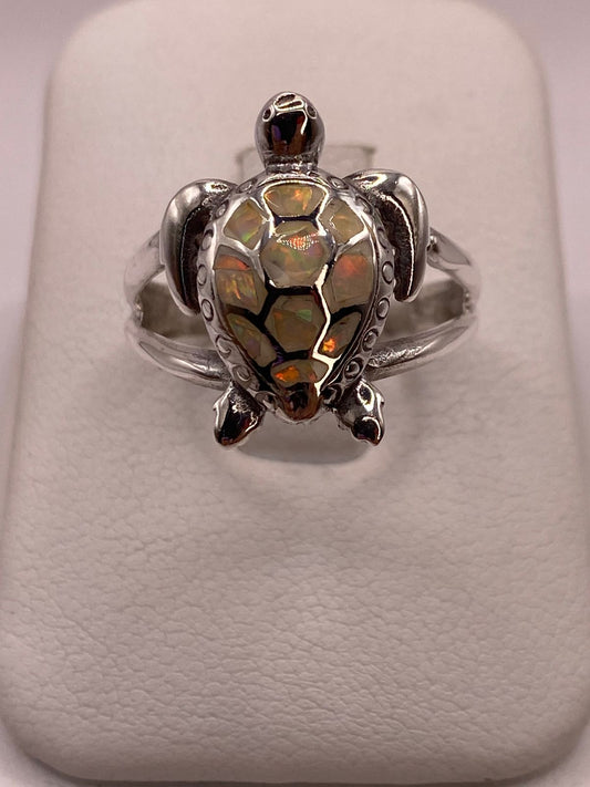 Anillo Tortuga Marina de Plata Ley 950 con Ópalo de Fuego Tornasol — ángulo diagonal