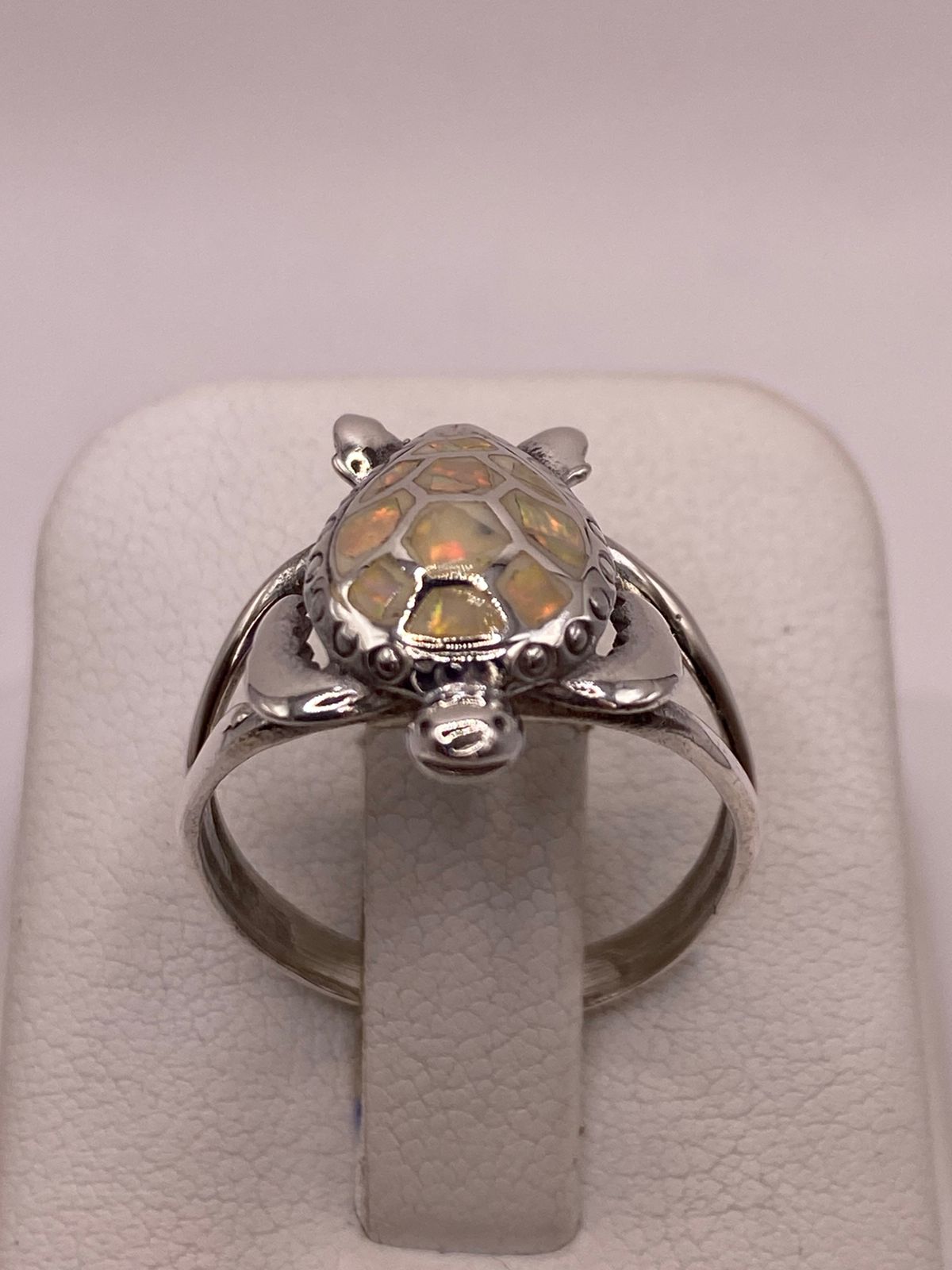 Anillo Tortuga Marina de Plata Ley 950 con Ópalo de Fuego Tornasol, sello de autenticidad Plata Ley .925