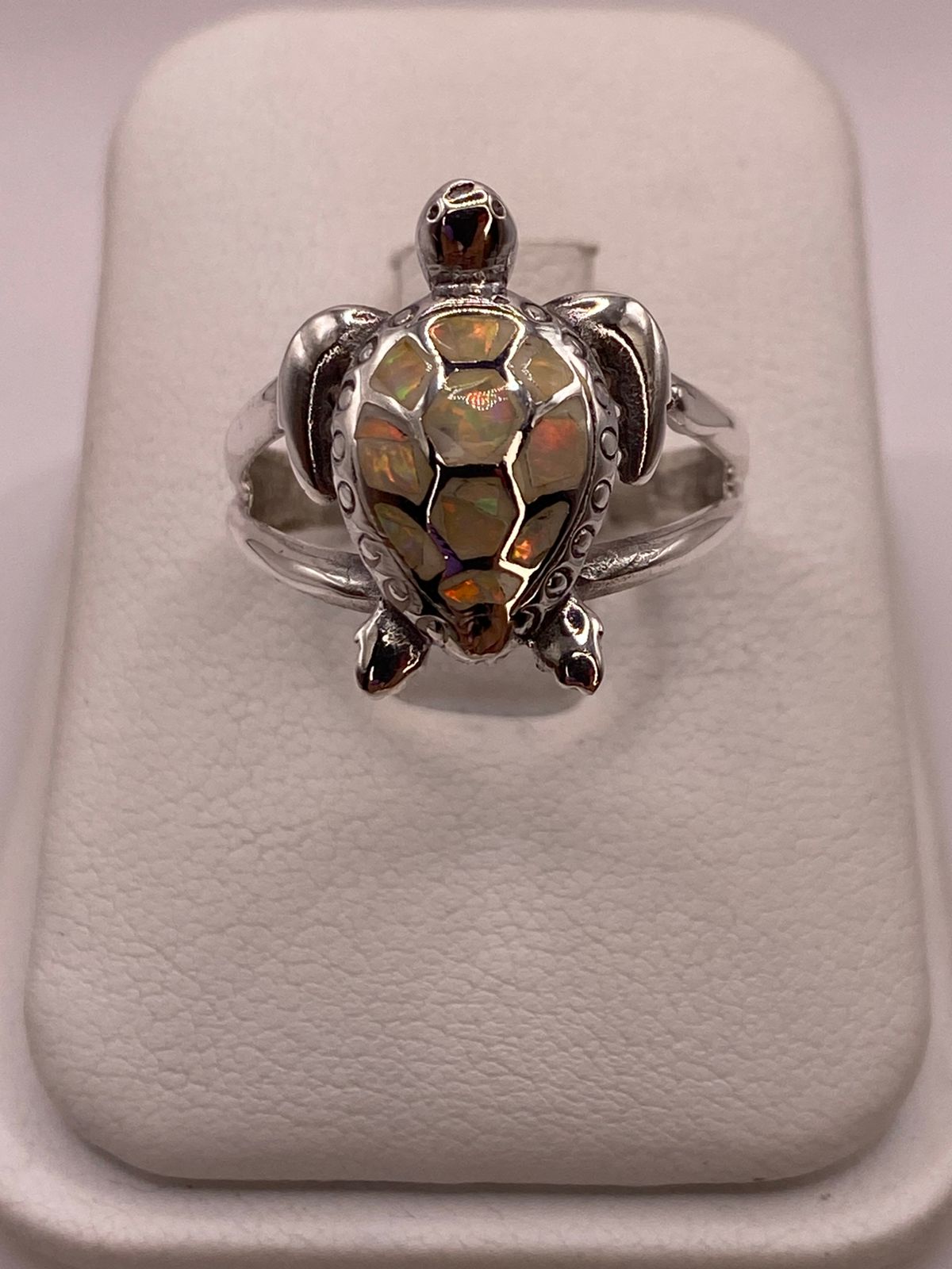 Anillo Tortuga Marina de Plata Ley 950 con Ópalo de Fuego Tornasol, vista frontal