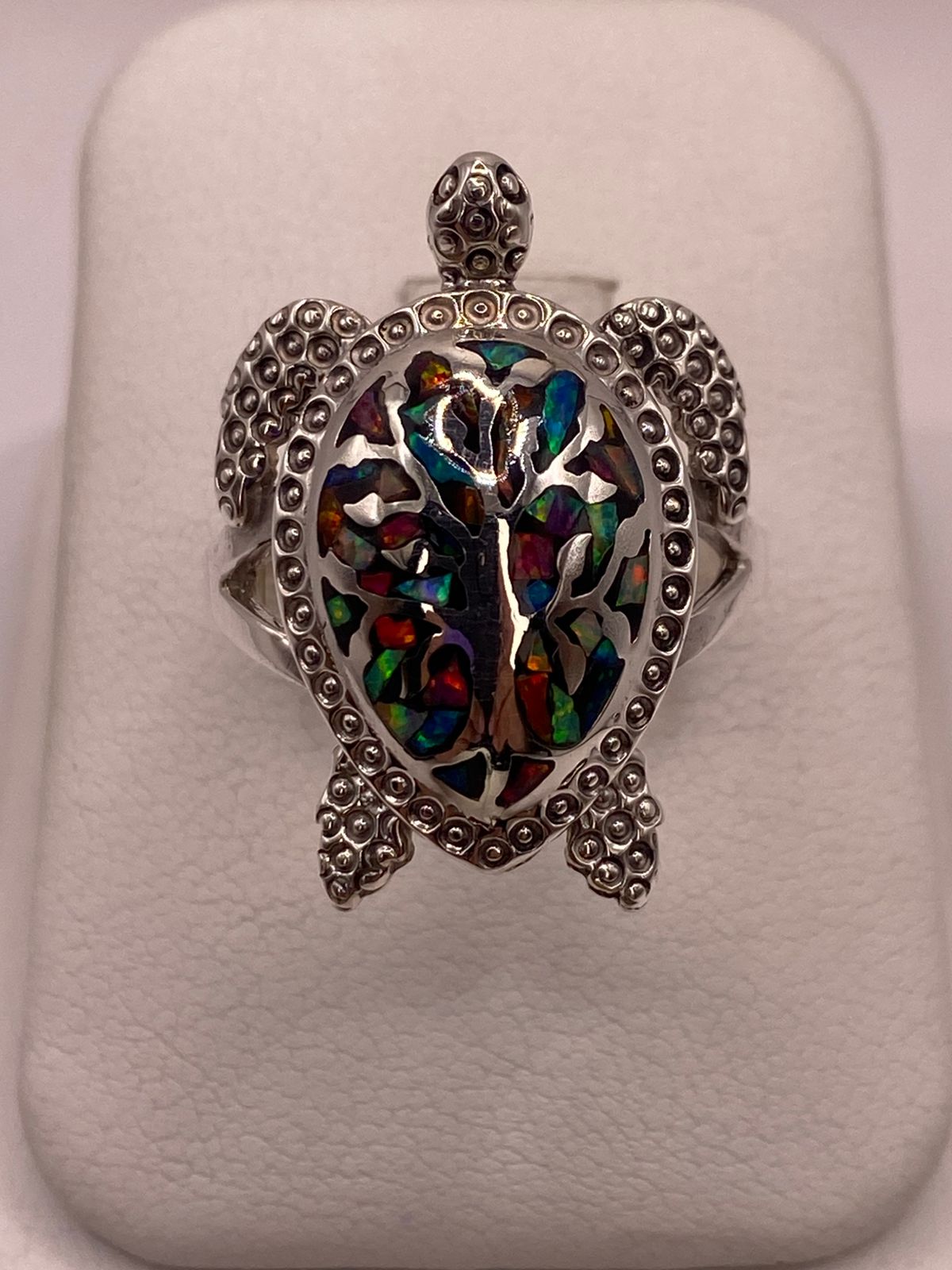Anillo Tortuga de Plata Ley 950 con de Fuego Ópalo Multicolor — detalle de acabado