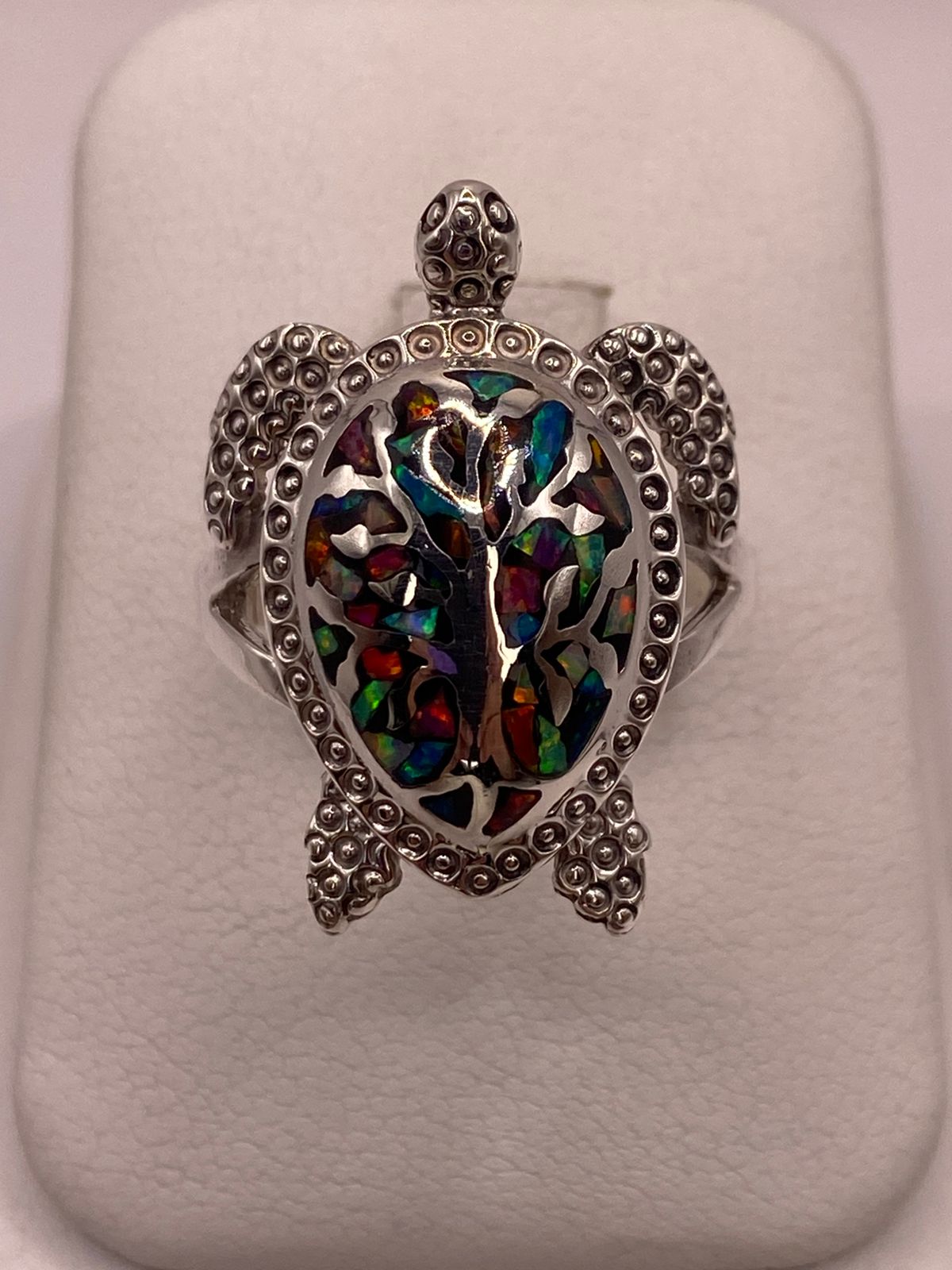 Anillo Tortuga de Plata Ley 950 con de Fuego Ópalo Multicolor, vista de detalle