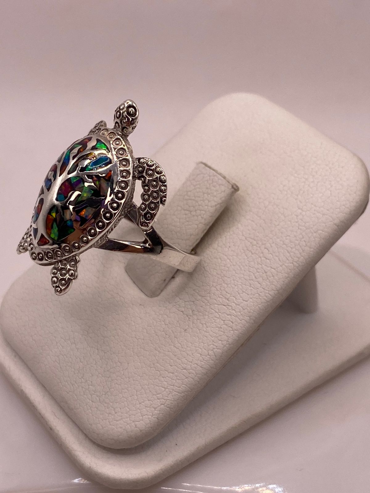 Anillo Tortuga de Plata Ley 950 con de Fuego Ópalo Multicolor, vista lateral