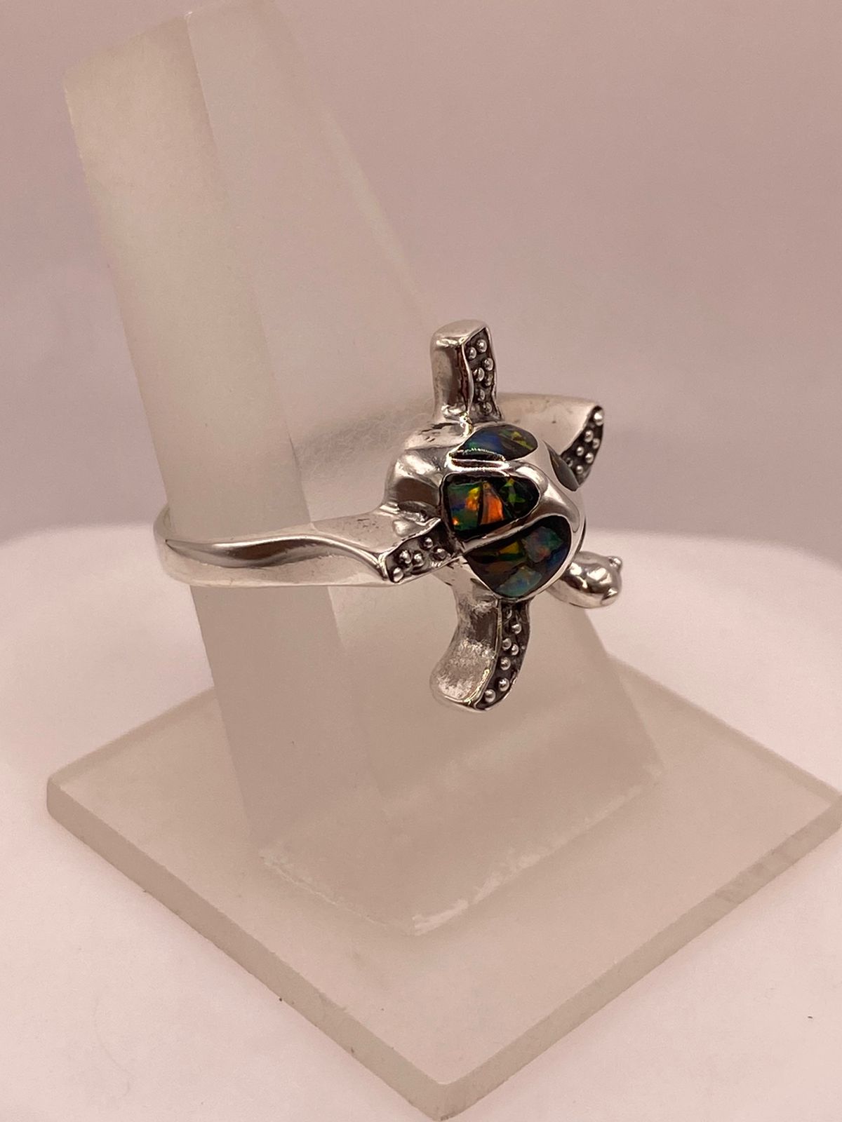 Anillo de Tortuga en Plata Ley 950 con Ópalo de Fuego, vista lateral