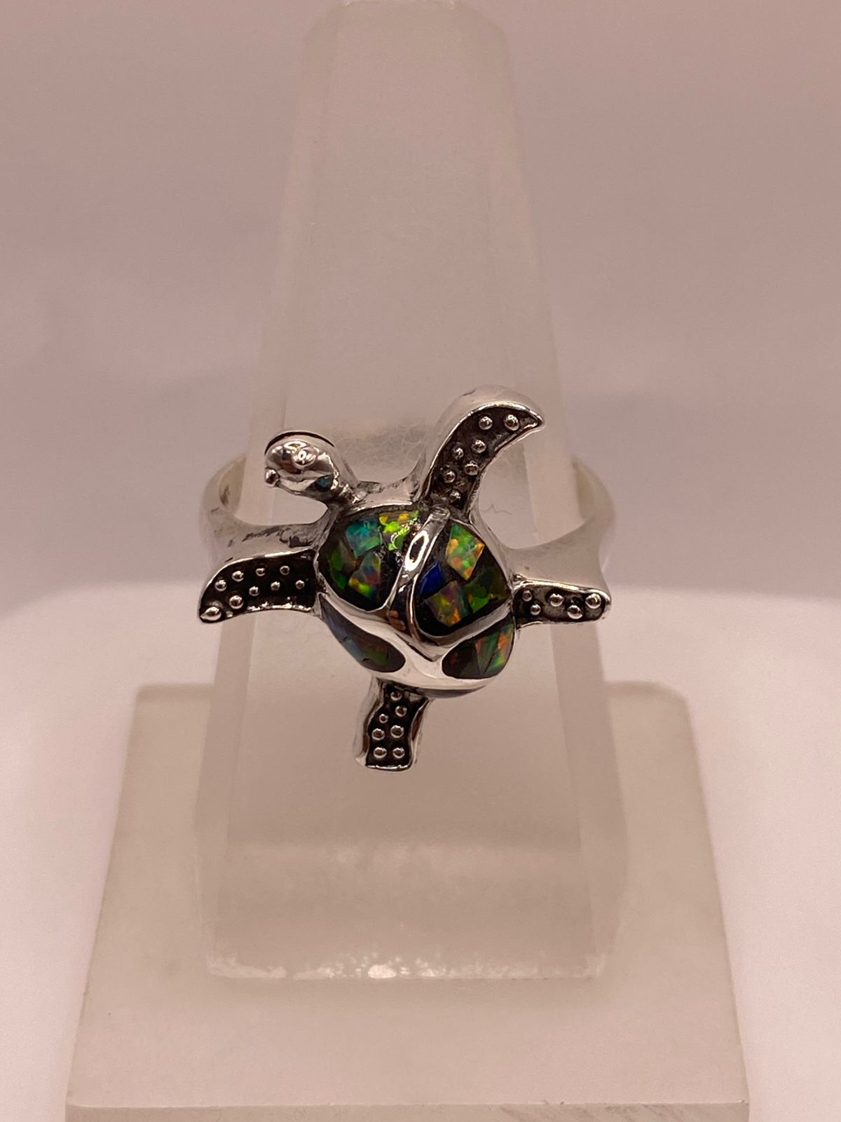 Anillo de Tortuga en Plata Ley 950 con Ópalo de Fuego en báscula mostrando peso