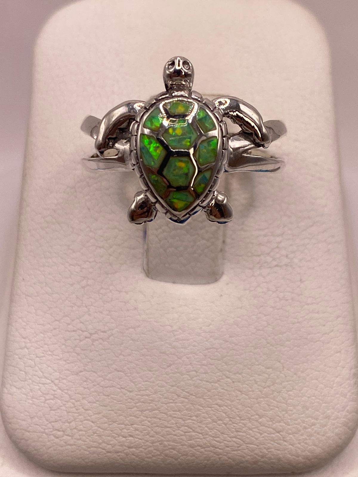 Anillo de Tortuga en Plata Ley 950 con Ópalo Verde — ángulo diagonal