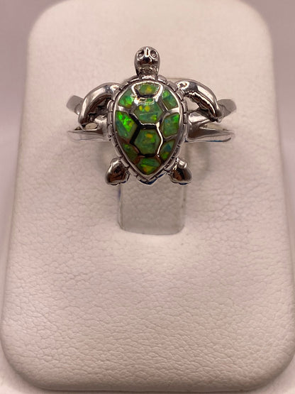 Anillo de Tortuga en Plata Ley 950 con Ópalo Verde — ángulo diagonal