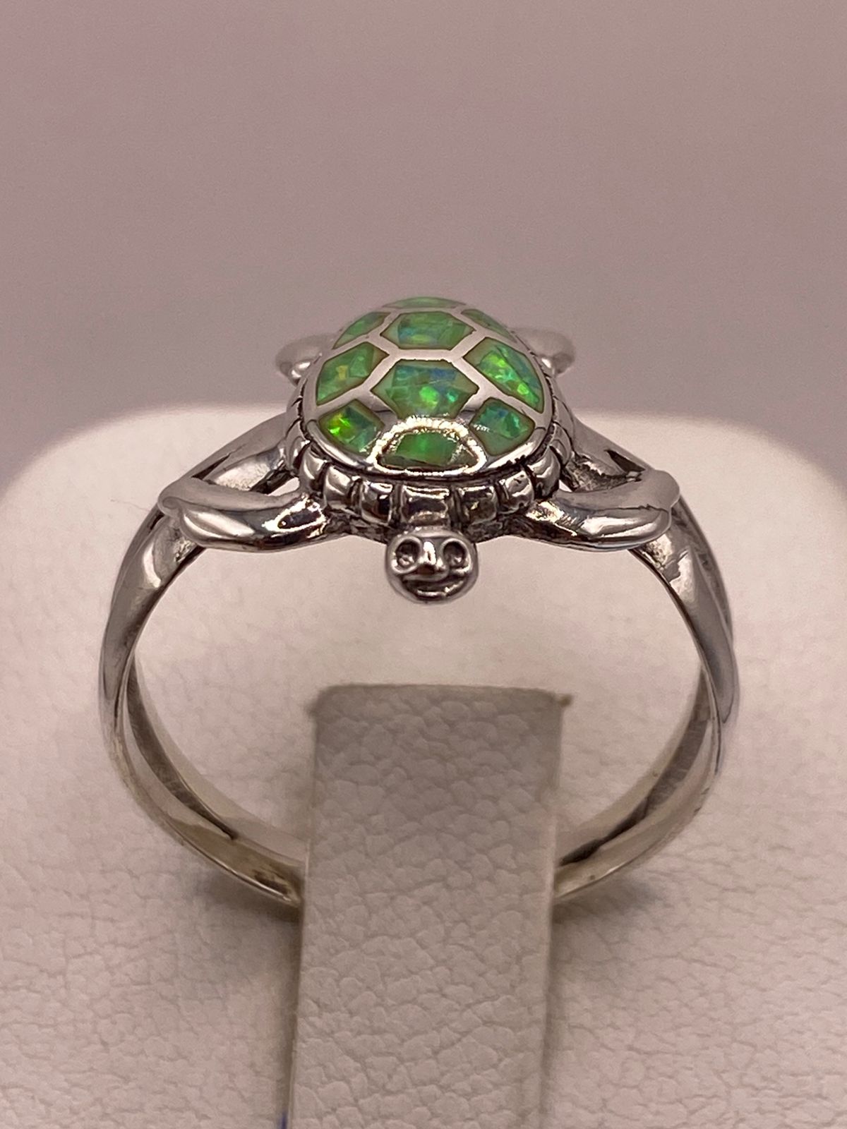 Anillo de Tortuga en Plata Ley 950 con Ópalo Verde, vista de detalle